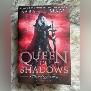 Queen of Shadows paperback by Sarah J Maas